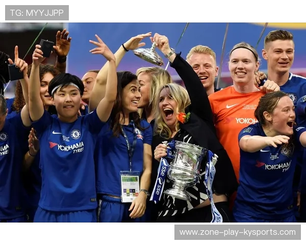 切尔西女足夺冠后球员庆祝画面，切尔西女足队长