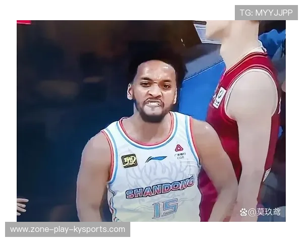 对手防守不讲理，球星怒吼裁判